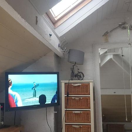 Le Studio Attic , Fridge Tv Microwave, Честър Екстериор снимка