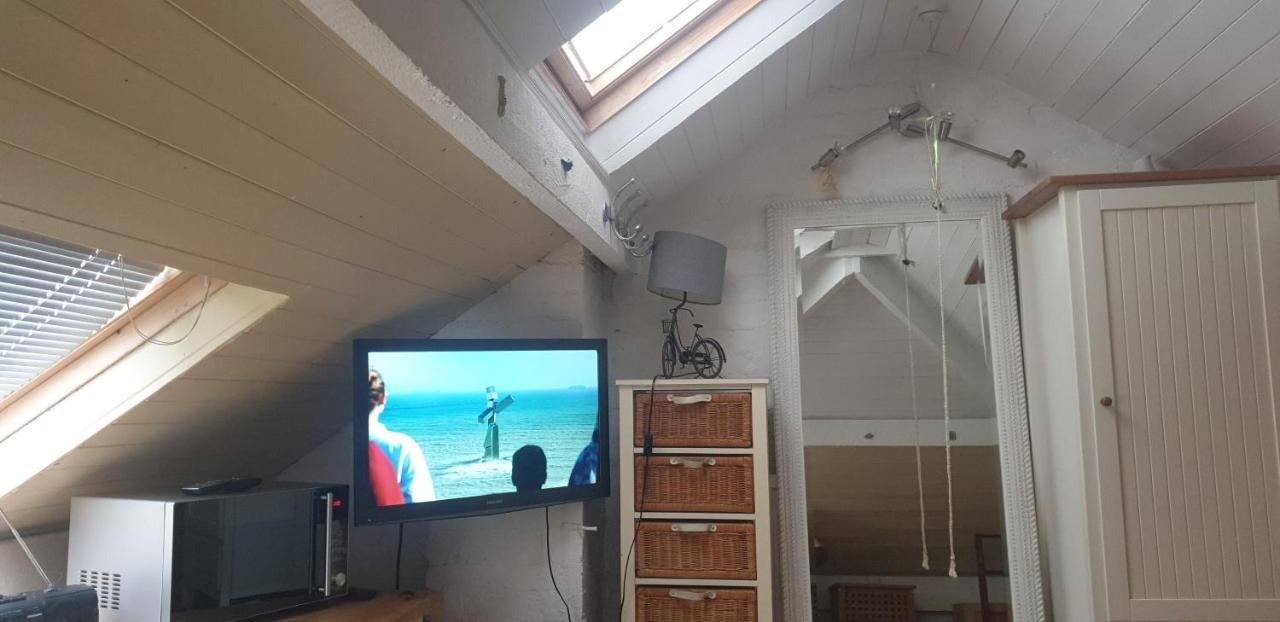 Le Studio Attic , Fridge Tv Microwave, Честър Екстериор снимка
